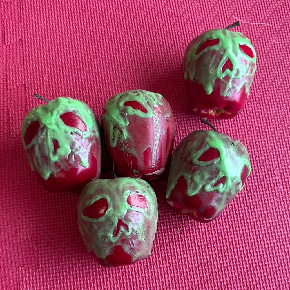 🖤 3 for $15 🖤 Set of poison apple ornaments